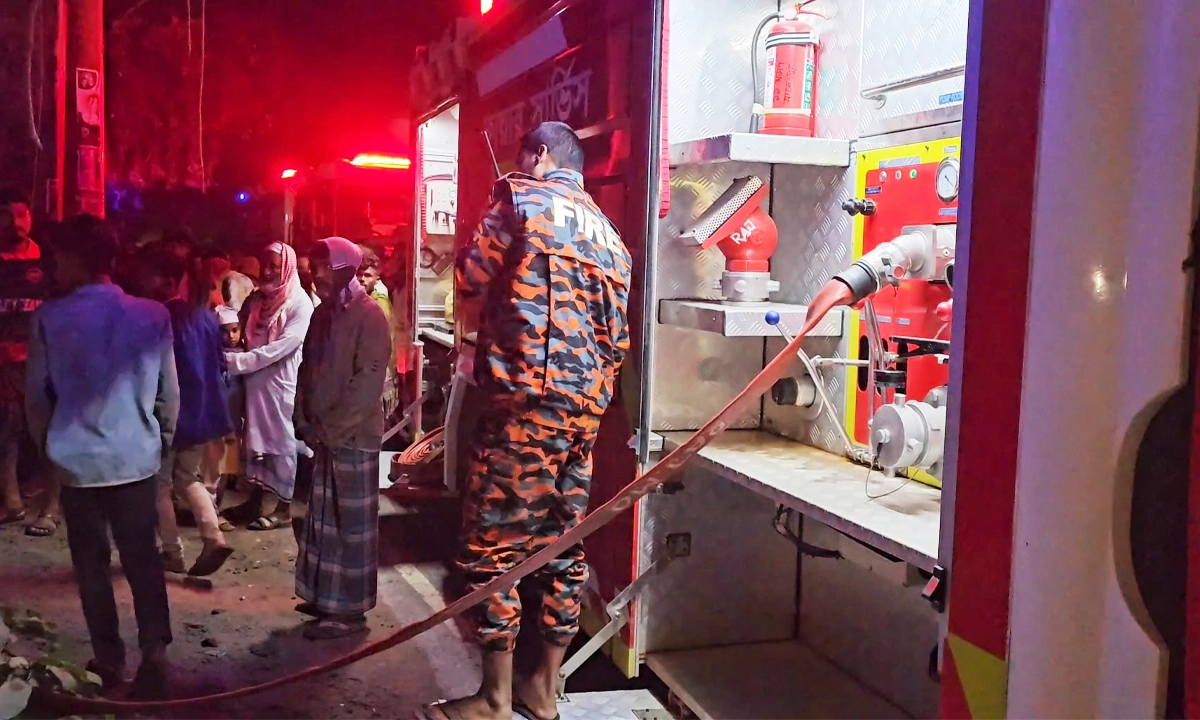 গাজীপুরে ঝুট গুদামে আগুন। ছবি: রূপালী বাংলাদেশ