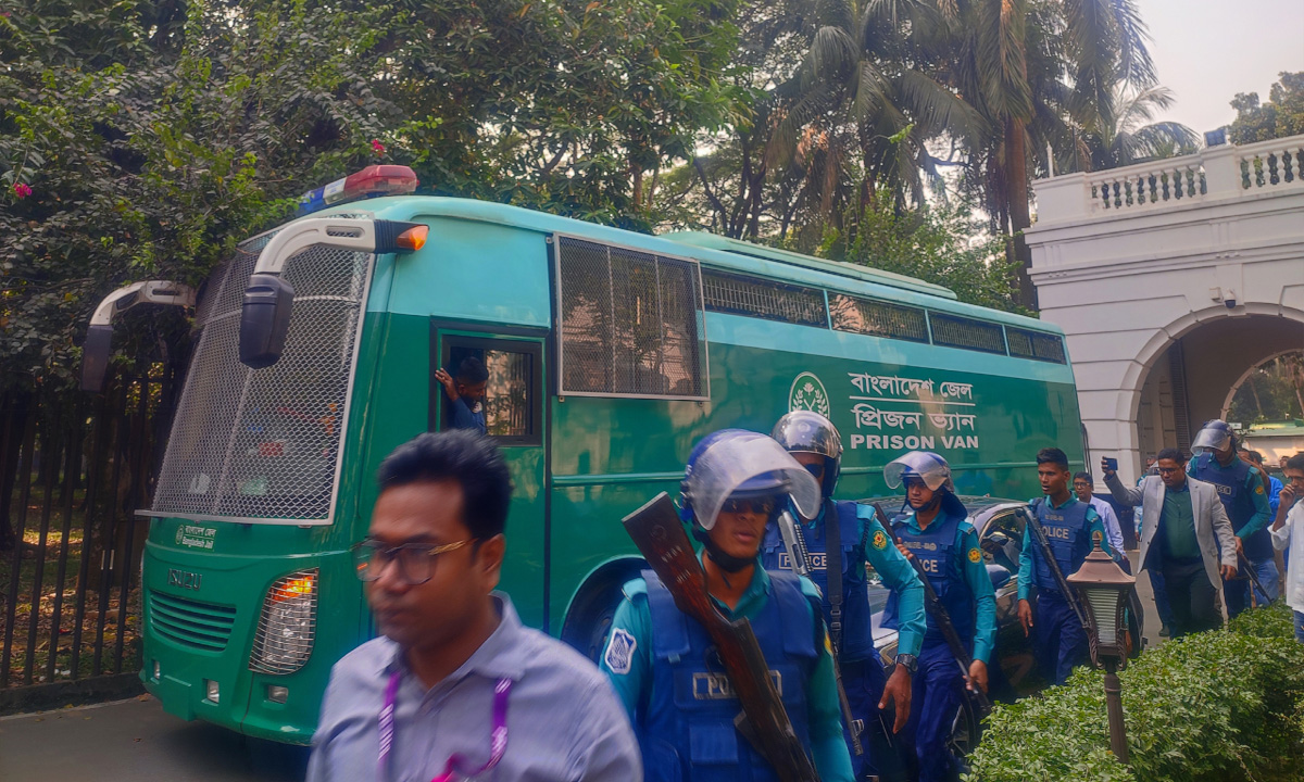 ট্রাইব্যুনালে ১৩ সেনা কর্মকর্তা। ছবি- সংগৃহীত