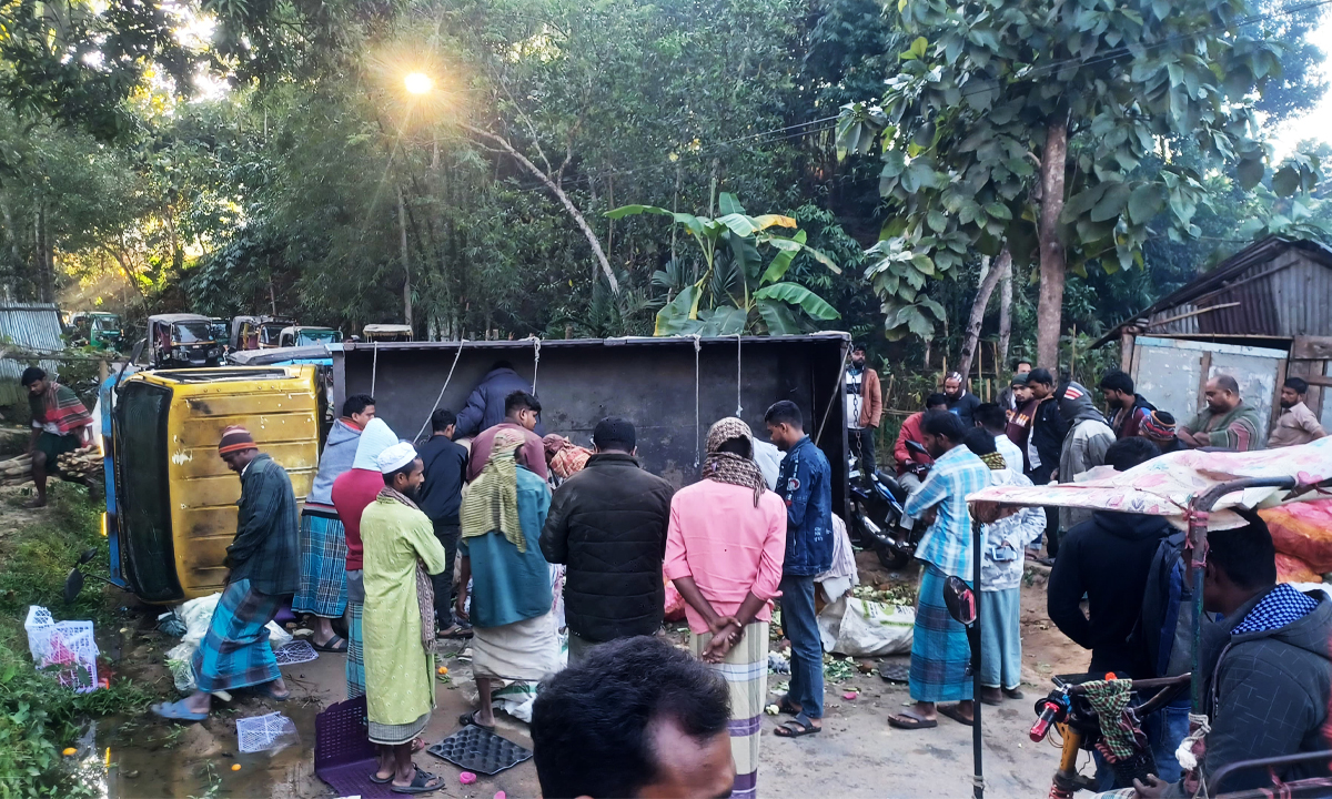 নিয়ন্ত্রণ হারিয়ে উল্টে যায় ট্রাক। ছবি- রূপালী বাংলাদেশ