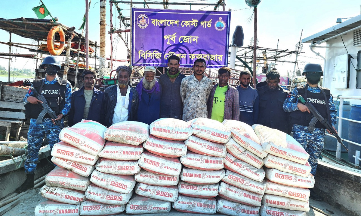 সিমেন্টসহ পাচারকারী আটক। ছবি : রূপালী বাংলাদেশ