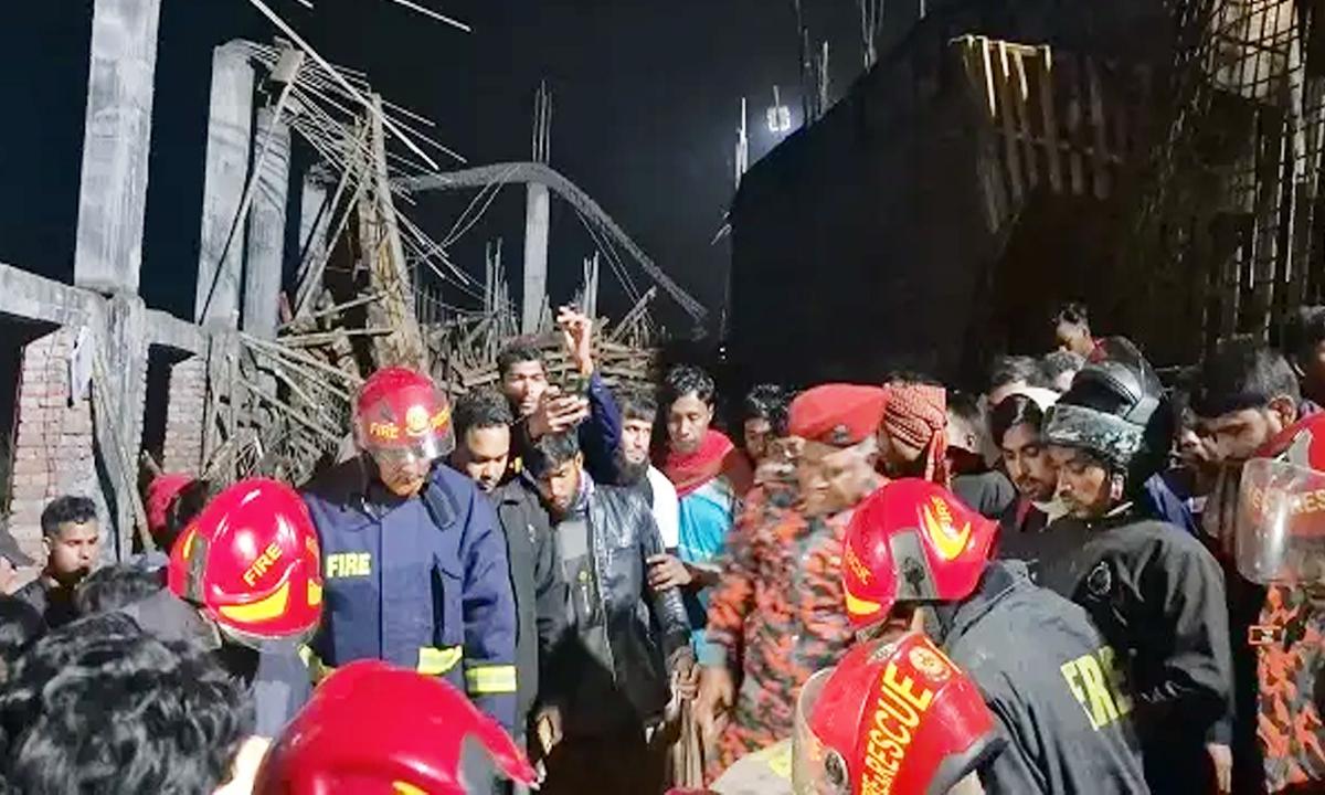 ফায়ার সার্ভিস সদস্যদের উদ্ধার অভিযান। ছবি : রূপালী বাংলাদেশ
