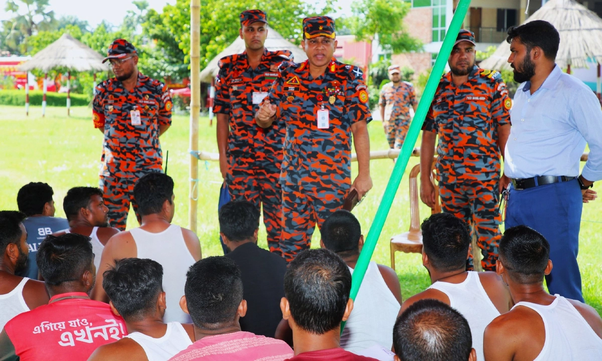 প্রশিক্ষণ দিচ্ছে ফায়ার সার্ভিস। ছবি- রূপালী বাংলাদেশ