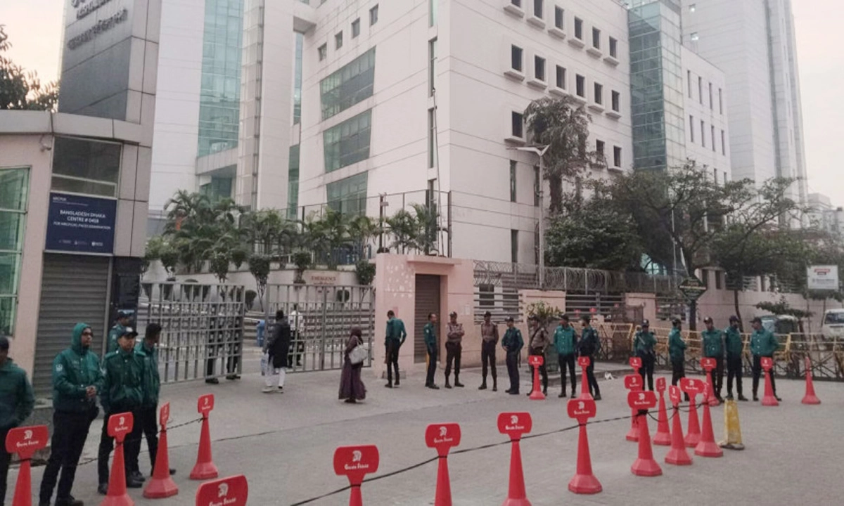 হাসপাতালের সামনে নিরাপত্তা জোরদার। ছবি- সংগৃহীত