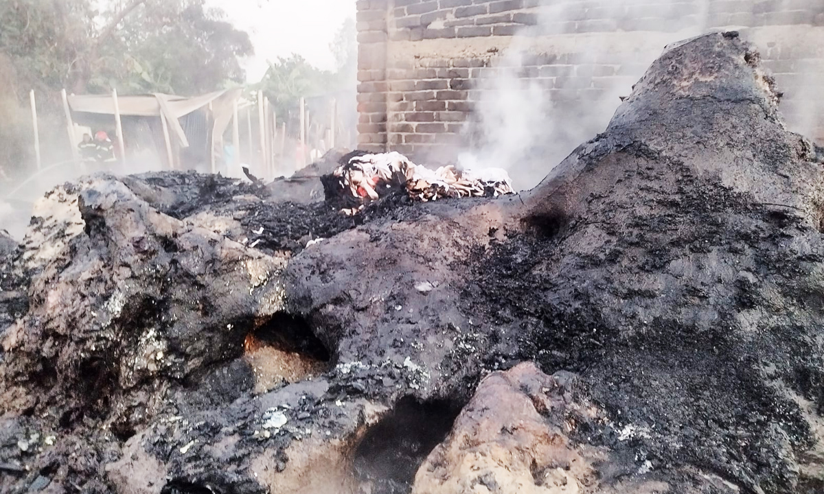 আগুনে পুড়ে ছাই দোকানের মালামাল। ছবি: রূপালী বাংলাদেশ