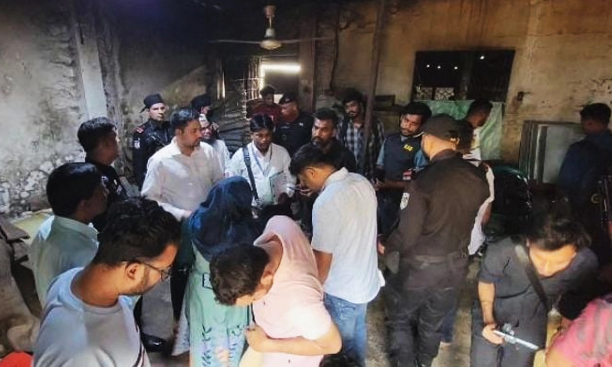 ভ্রাম্যমাণ আদালতের জরিমানা। ছবি : রূপালী বাংলাদেশ