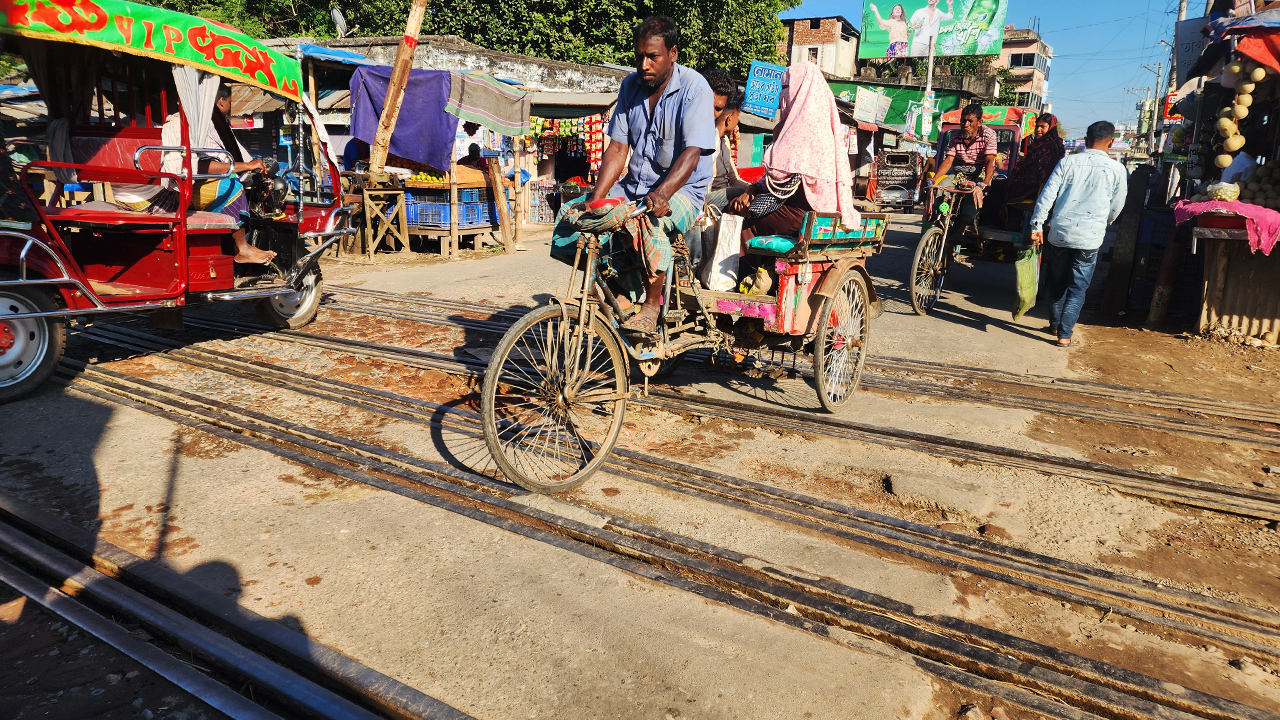 রেললাইন সংস্কারের অভাব। ছবি: রূপালী বাংলাদেশ