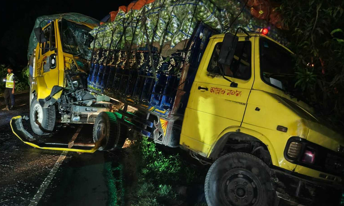 দুর্ঘটনাকবলিত ট্রাক ও পিকআপ। ছবি- সংগৃহীত