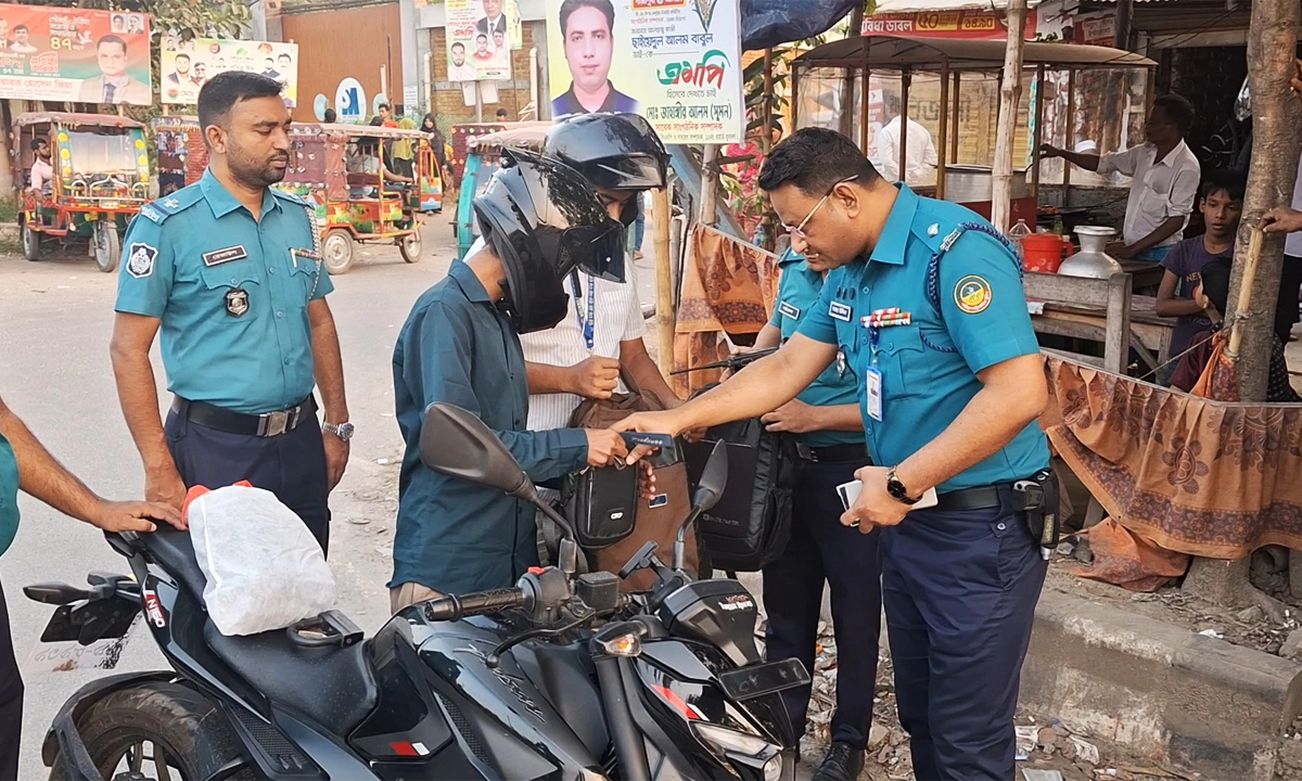 জেলা পুলিশের তল্লাশি কার্যক্রম। ছবি:  রূপালী বাংলাদেশ