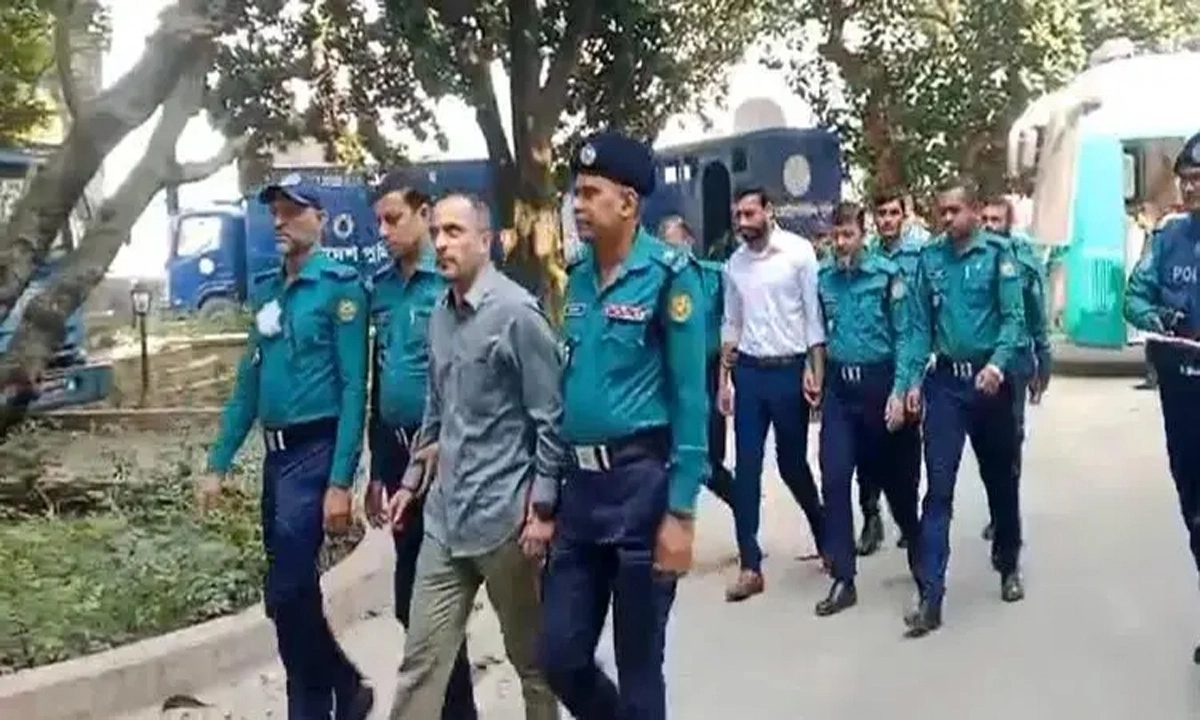 গ্রেপ্তার দুই আসামিকে সকালে কড়া নিরাপত্তার মধ্যে দিয়ে ট্রাইব্যুনালে হাজির করা হয়। ছবি- সংগৃহীত