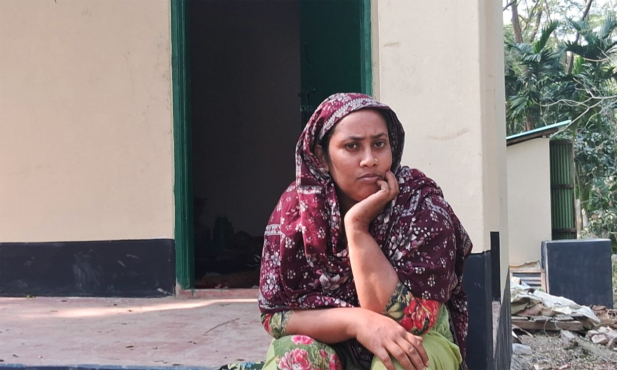 অপেক্ষায় স্বজনরা। ছবি : রূপালী বাংলাদেশ
