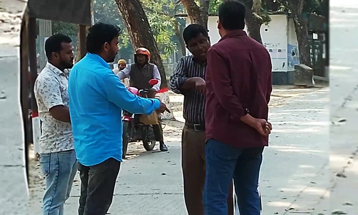বাদী ও বিবাদীদের মধ্যে হট্টগোল। ছবি : রূপালী বাংলাদেশ