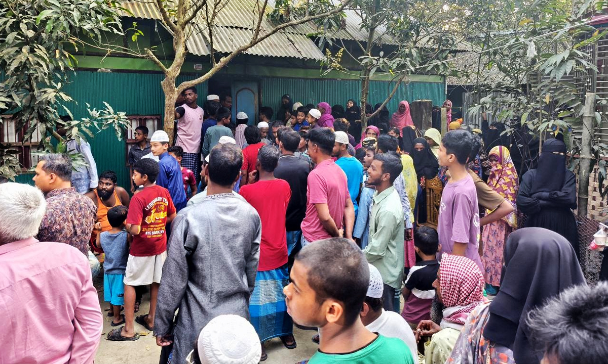 প্রতিবেশীদের ভিড়। ছবি : রূপালী বাংলাদেশ