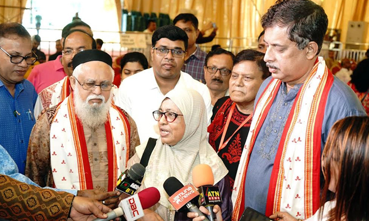 স্বাস্থ্য ও পরিবার কল্যাণ উপদেষ্টা নূরজাহান বেগম পূজা মণ্ডপ পরিদর্শন শেষে সাংবাদিকদের সঙ্গে কথা বলেন। ছবি- সংগৃহীত