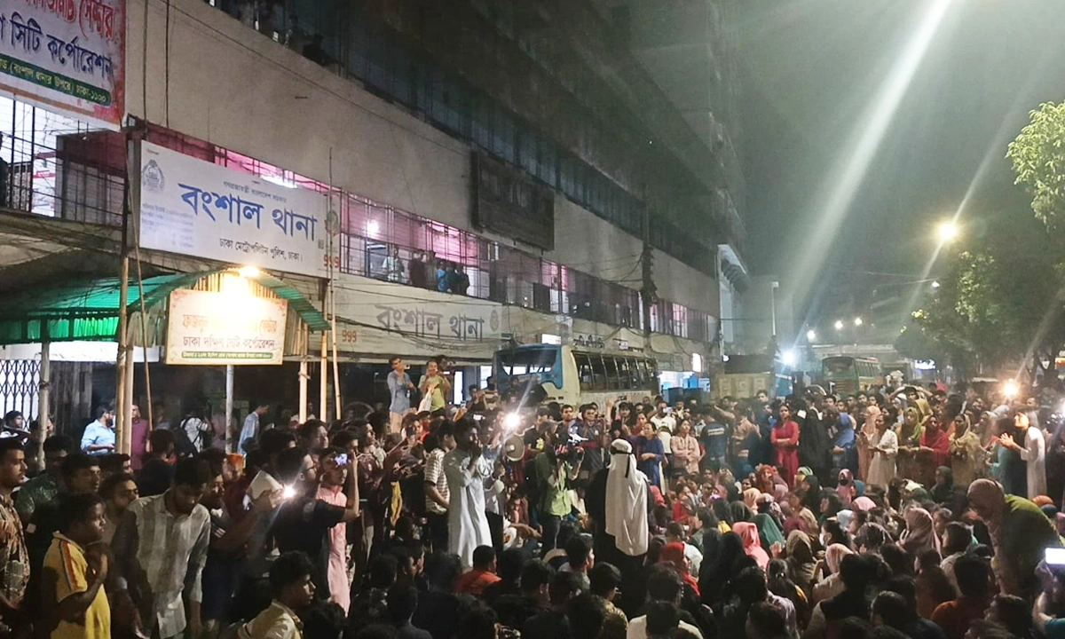 জুবায়েদ আহামেদের খুনিদের গ্রেপ্তারের দাবিতে বংশাল থানা ঘেরাও। ছবি- রূপালী বাংলাদেশ