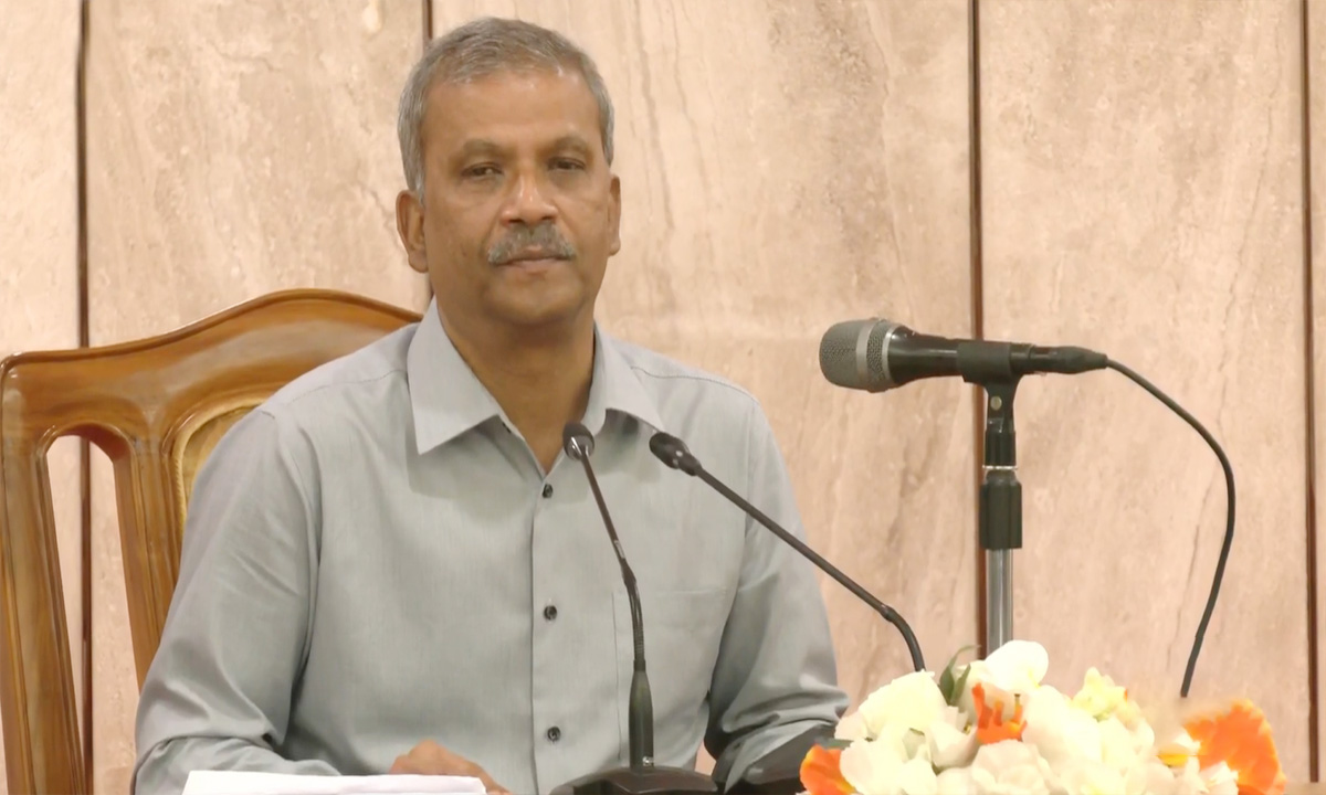 সংবাদ সম্মেলনে কথা বলছেন আইন উপদেষ্টা ড. আসিফ নজরুল। ছবি- সংগৃহীত