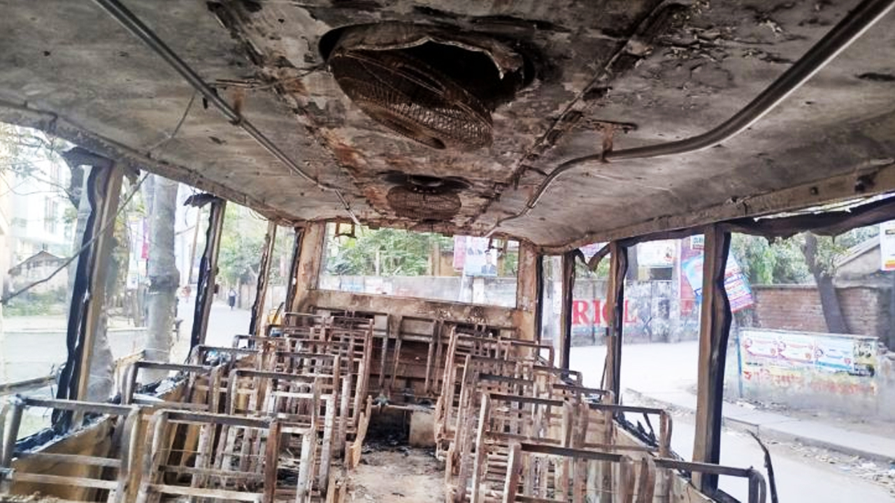 পুড়ে যাওয়া বাস। ছবি: রূপালী বাংলাদেশ
