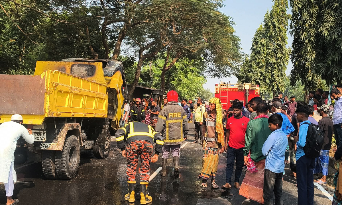 ট্রাকের আগুনে নিভিয়েছে ফায়ার সার্ভিস। ছবি: রূপালী বাংলাদেশ