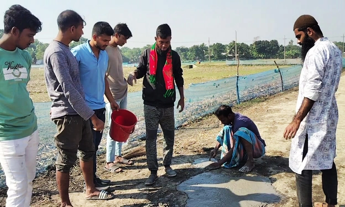 স্বেচ্ছাশ্রমে সড়ক সংস্কার। ছবি- রূপালী বাংলাদেশ
