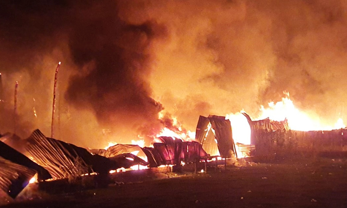 ঝুট গুদামে আগুন। ছবি: রূপালী বাংলাদেশ