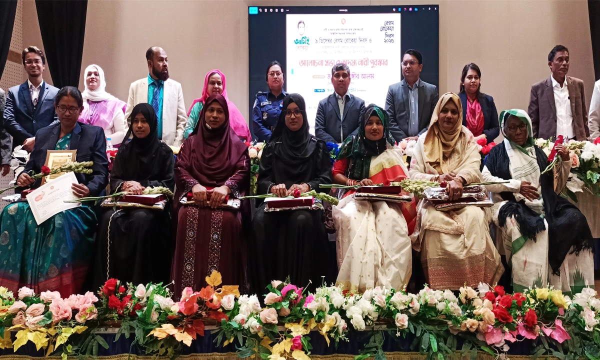নারীদের সংবর্ধনা প্রদান। ছবি: রূপালী বাংলাদেশ