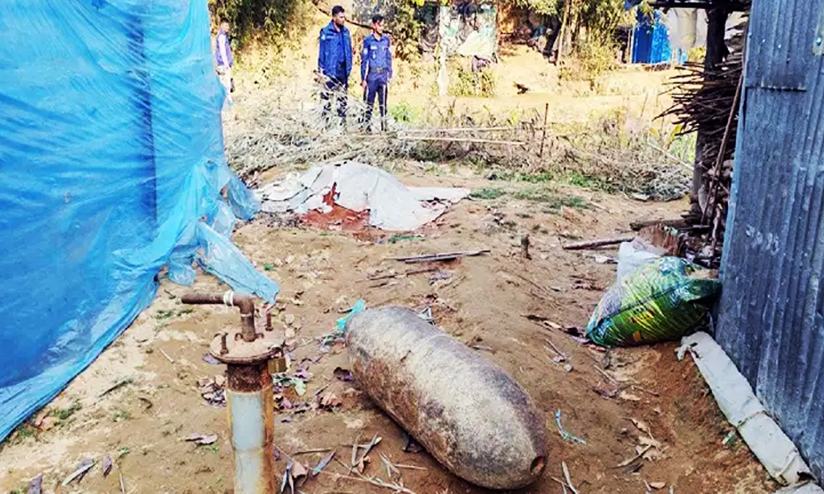 অবিস্ফোরিত বোমা উদ্ধার। ছবি : রূপালী বাংলাদেশ