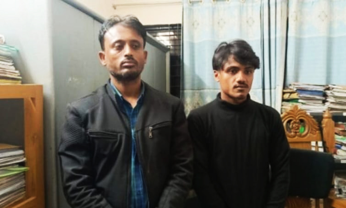 আটক দুই অভিযুক্ত। ছবি : রূপালী বাংলাদেশ