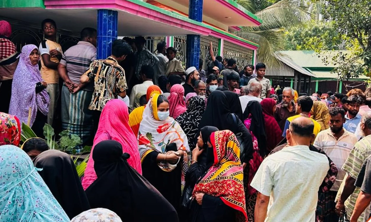 খবর পেয়ে ঘটনাস্থলে প্রতিবেশিরা ভিড় করেন।   ছবি : রূপালী বাংলাদেশ