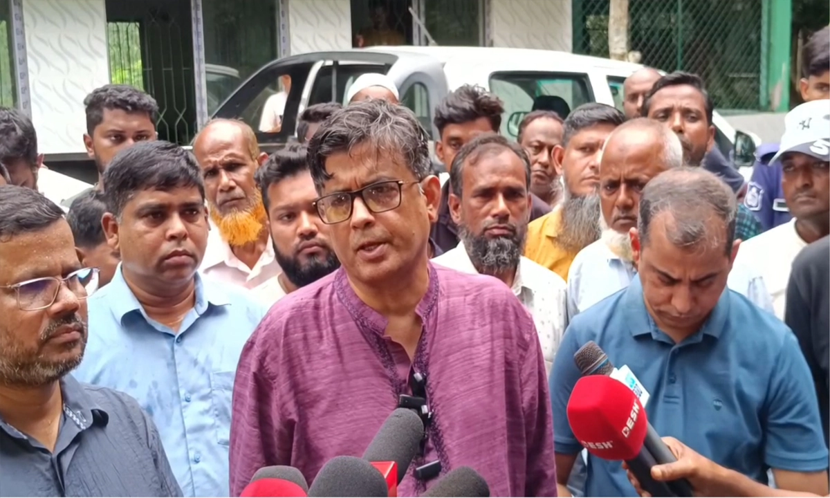 কবি ফররুক আহমেদের গ্রামের বাড়ি পরিদর্শনকালে সাংবাদিকদের সঙ্গে কথা বলেন প্রেস সচিব শফিকুল আলম। ছবি- সংগৃহীত