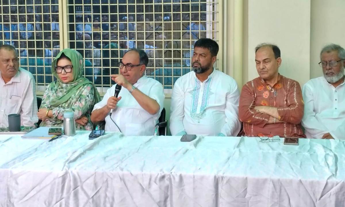 উঠোন বৈঠকে বক্তব্য রাখছেন বিএনপির স্থায়ী কমিটির সদস্য মির্জা আব্বাস।