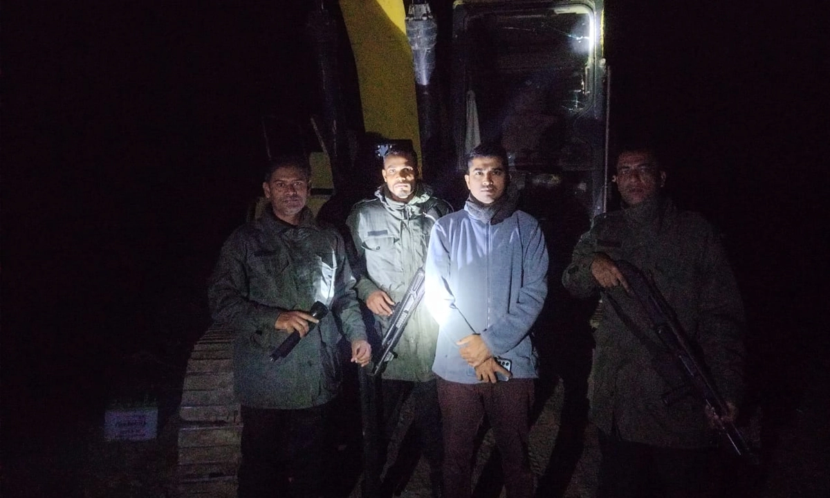 মাটি কাটার বিরুদ্ধে অভিযান। ছবি: রূপালী বাংলাদেশ