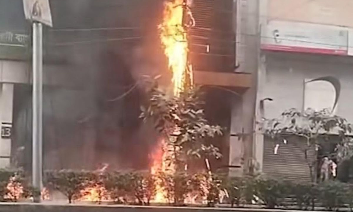 বৈদ্যুতিক খুঁটিতে আগুন। ছবি- সংগৃহীত