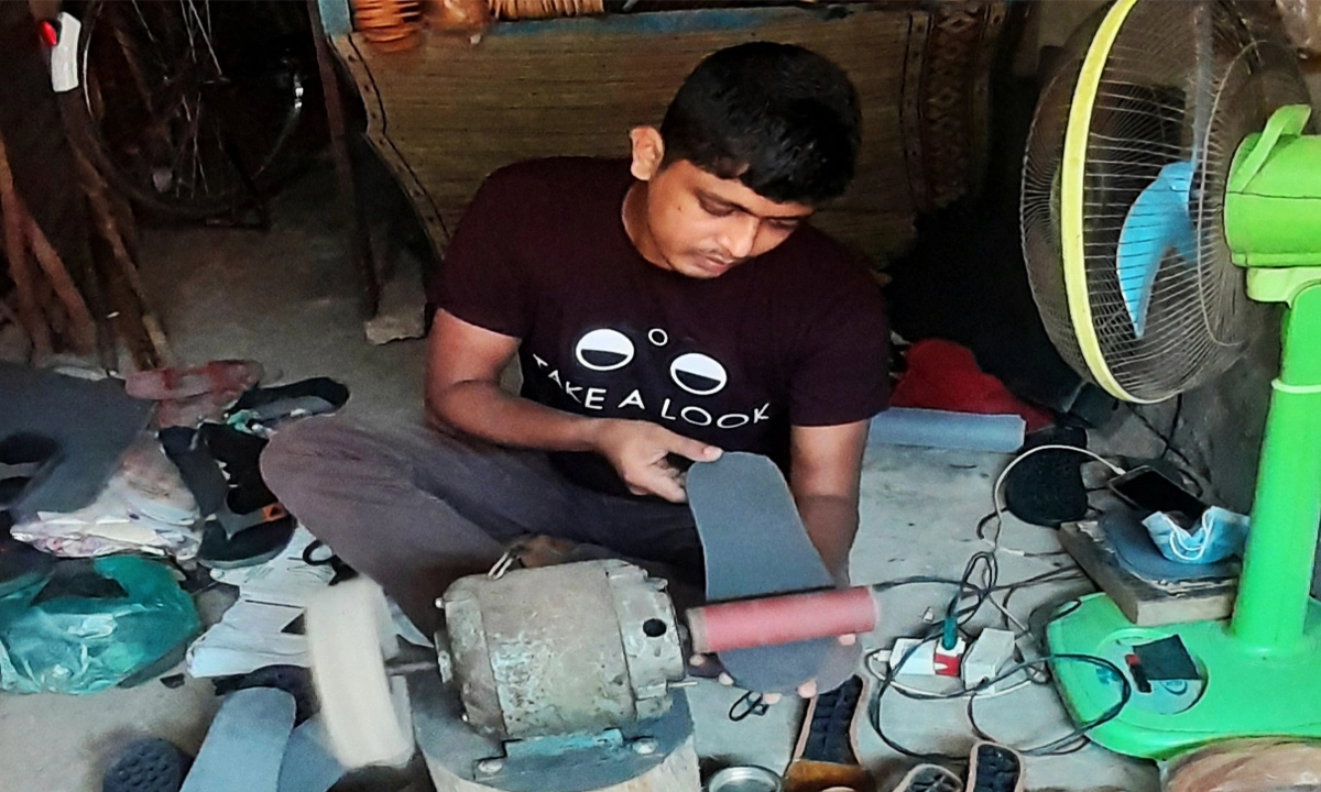 তরুণ উদ্যোক্তা সুজন রবি দাশ। ছবি: রূপালী বাংলাদেশ