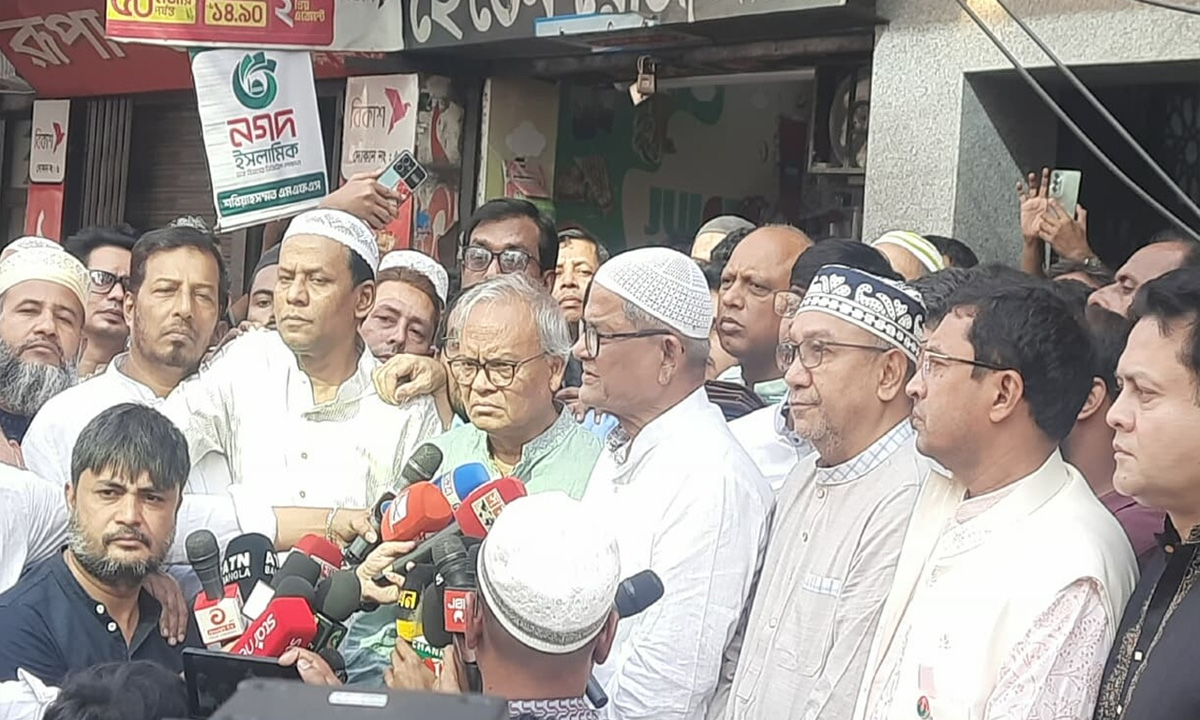 রাজধানীর নয়াপল্টনে আয়োজিত দোয়া ও মোনাজাত শেষে সাংবাদিকদের সঙ্গে কথা বলেন বিএনপি মহাসচিব মির্জা ফখরুল ইসলাম আলমগীর। ছবি- সংগৃহীত