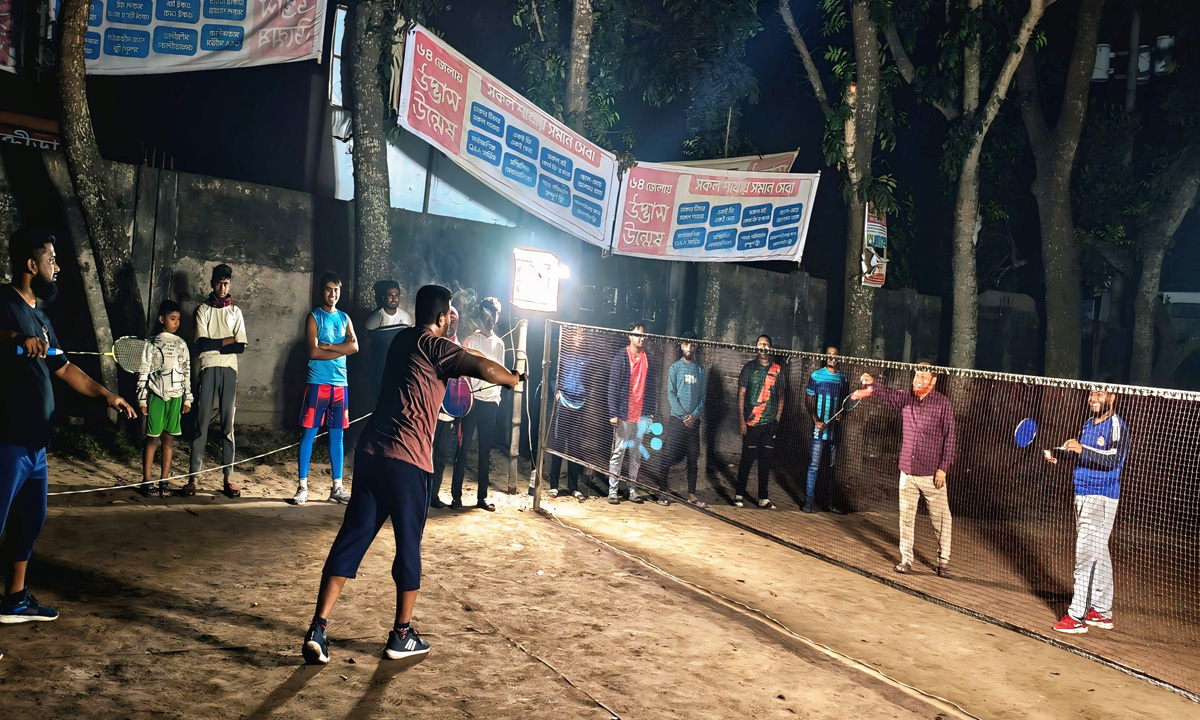 শীত এলেই বাড়ির আঙিনা বা অন্য কোথাও জমে ওঠে ব্যাডমিন্টন খেলার ধুম।  ছবি: রূপালী বাংলাদেশ
