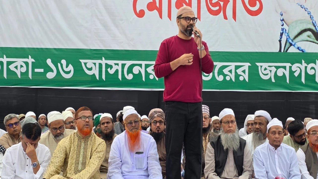 খালেদা জিয়ার রোগমুক্তি কামনায় দোয়া অনুষ্ঠানে বক্তব্য দেন আমিনুল হক।  ছবি- রূপালী বাংলাদেশ