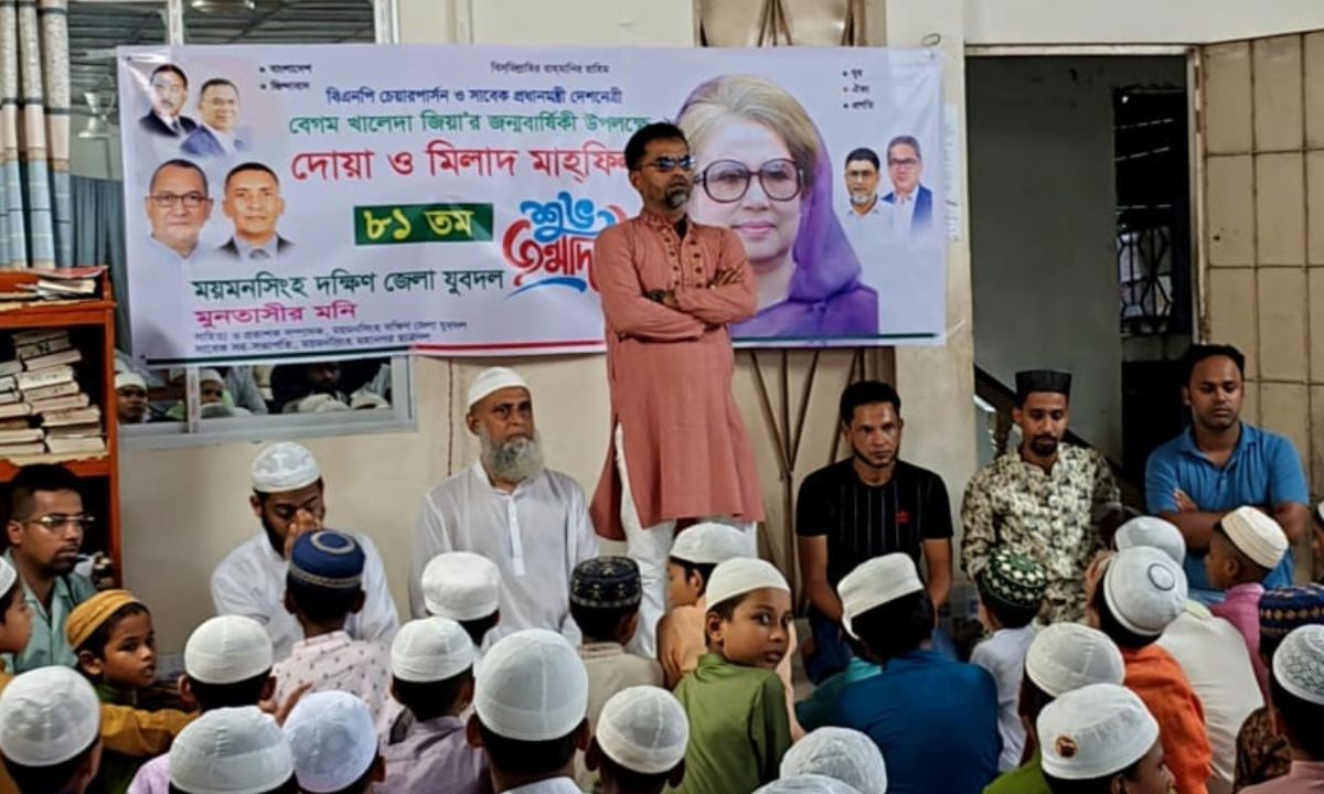 ময়মনসিংহ নগরীর নাসিরাবাদ কলেজ সংলগ্ন একটি মাদরাসায় দোয়া মাহফিল অনুষ্ঠিত হয়। ছবি- রূপালী বাংলাদেশ