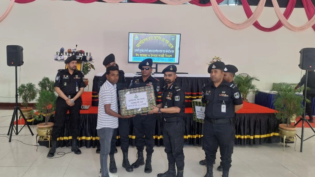 জলদস্যুর হাতে র‍্যাবের ঈদ উপহার। ছবি : রূপালী বাংলাদেশ