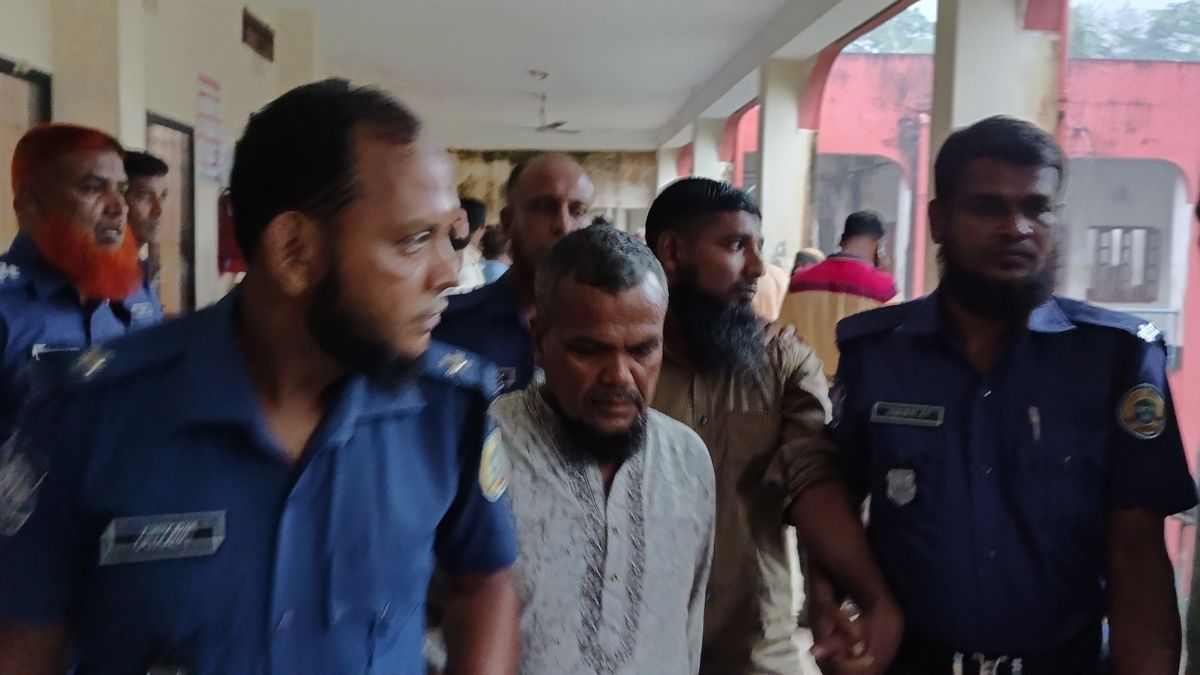 রায় ঘোষণার পর কবির তালুকদার ও সুজনকে জেল হাজতে নেওয়া হয়। ছবি- রূপালী বাংলাদেশ