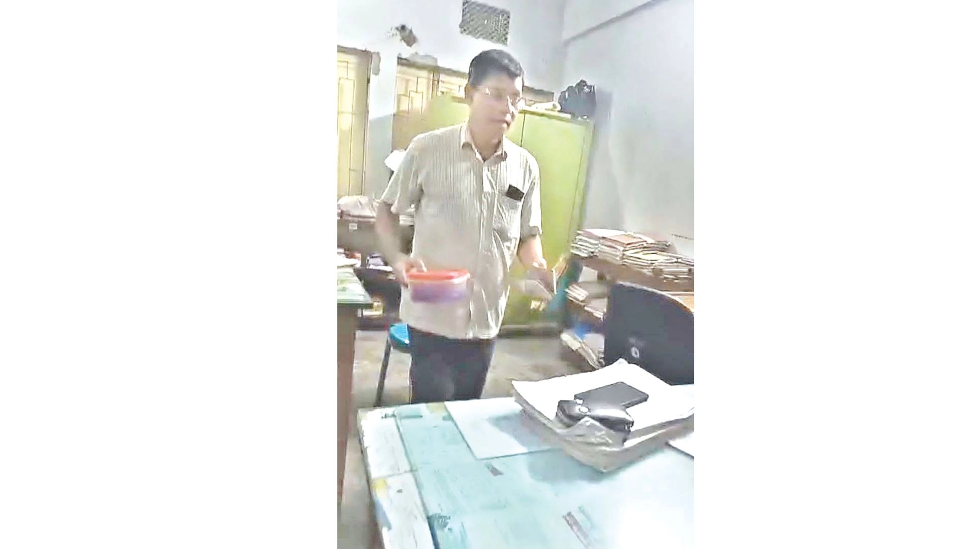 সরকারি দপ্তরে চাকরি