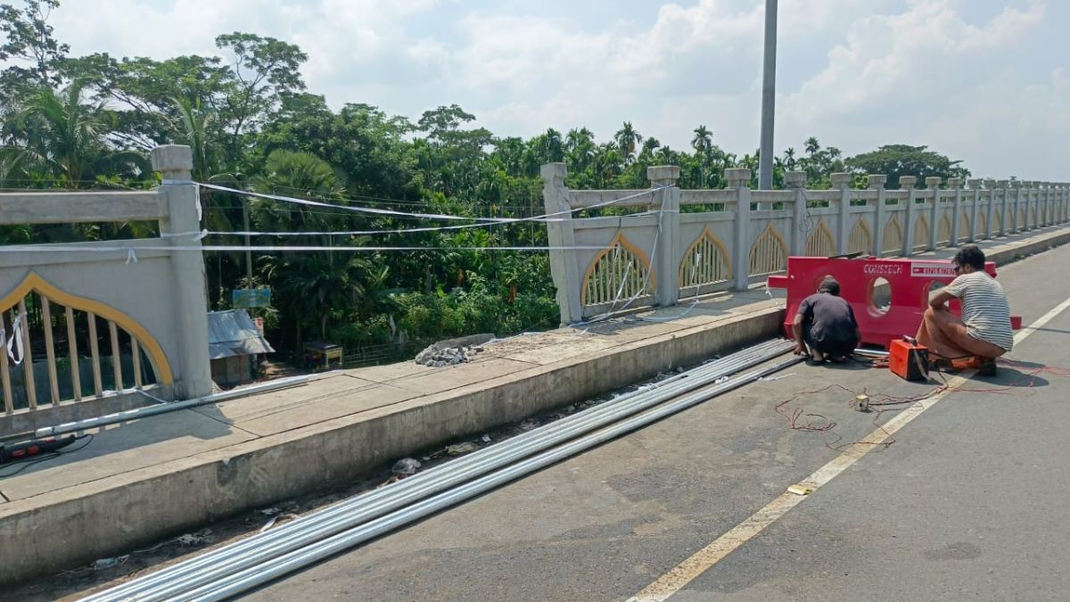বিধ্বস্ত হওয়া ৮ম চীন মৈত্রী সেতুর রেলিং। ছবি- রূপালী বাংলাদেশ