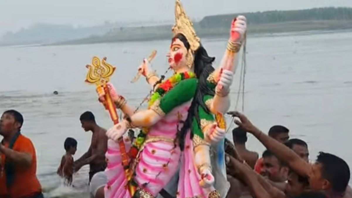 জামালপুরের দেওয়ানগঞ্জে শারদীয় দুর্গাপূজার প্রতিমা বিসর্জন। ছবি- রূপালী বাংলাদেশ