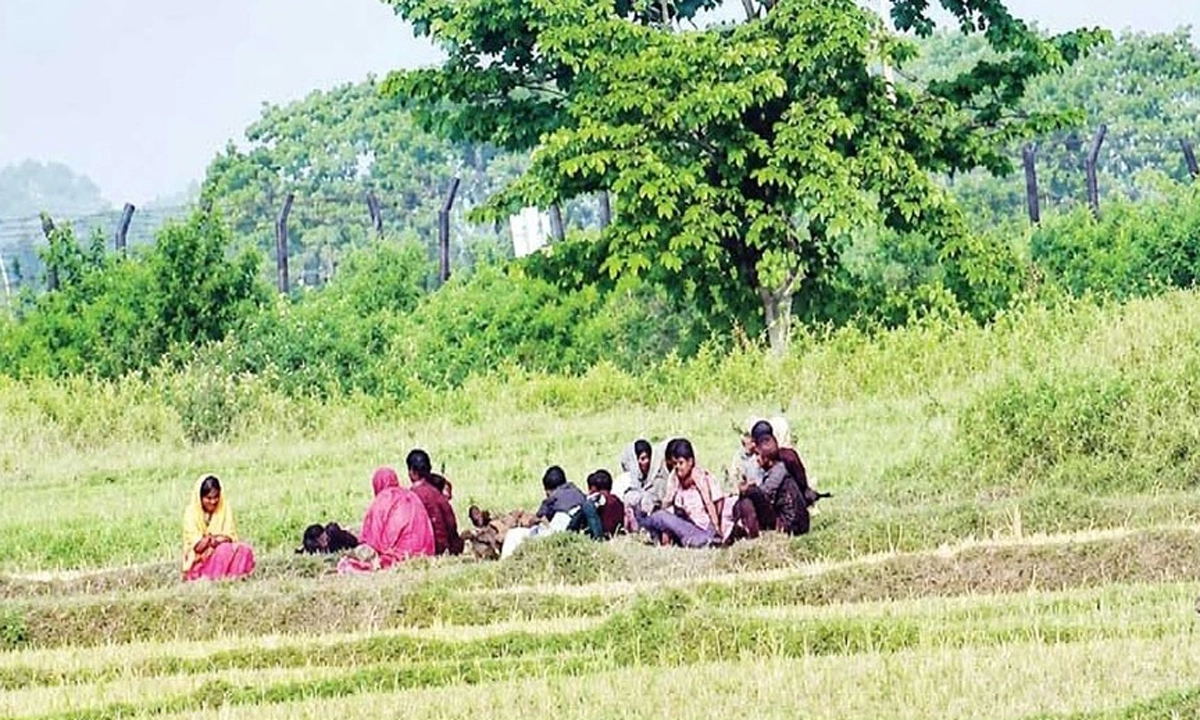 পতাকা বৈঠকে সমাধান না হওয়ায় ১০ নারী-পুরুষ দ্বিতীয় দিনের মতো শূন্যরেখায়