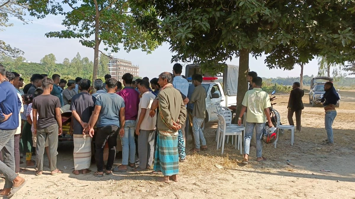 ঘটনা পরিদর্শনে পুলিশ। ছবি- রূপালী বাংলাদেশ