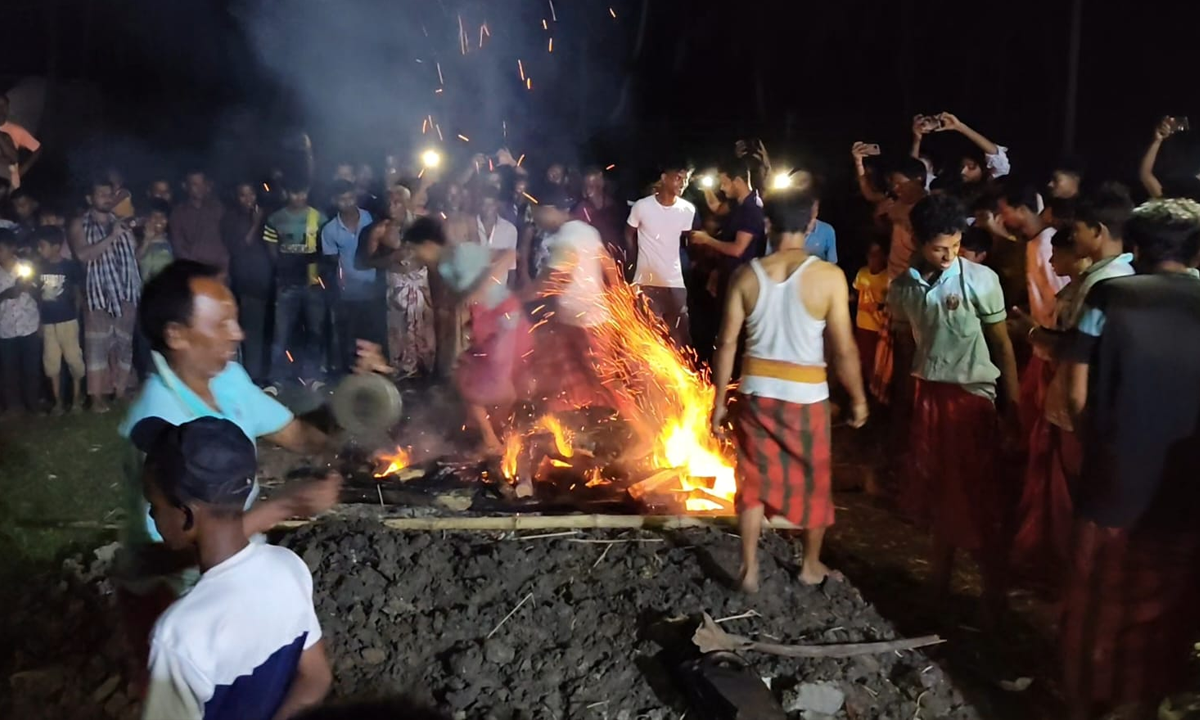 মহাদেবকে তুষ্ট করতে জ্বলন্ত অগ্নিপথে সন্ন্যাসীর পদযাত্রা। ছবি- রূপালী বাংলাদেশ