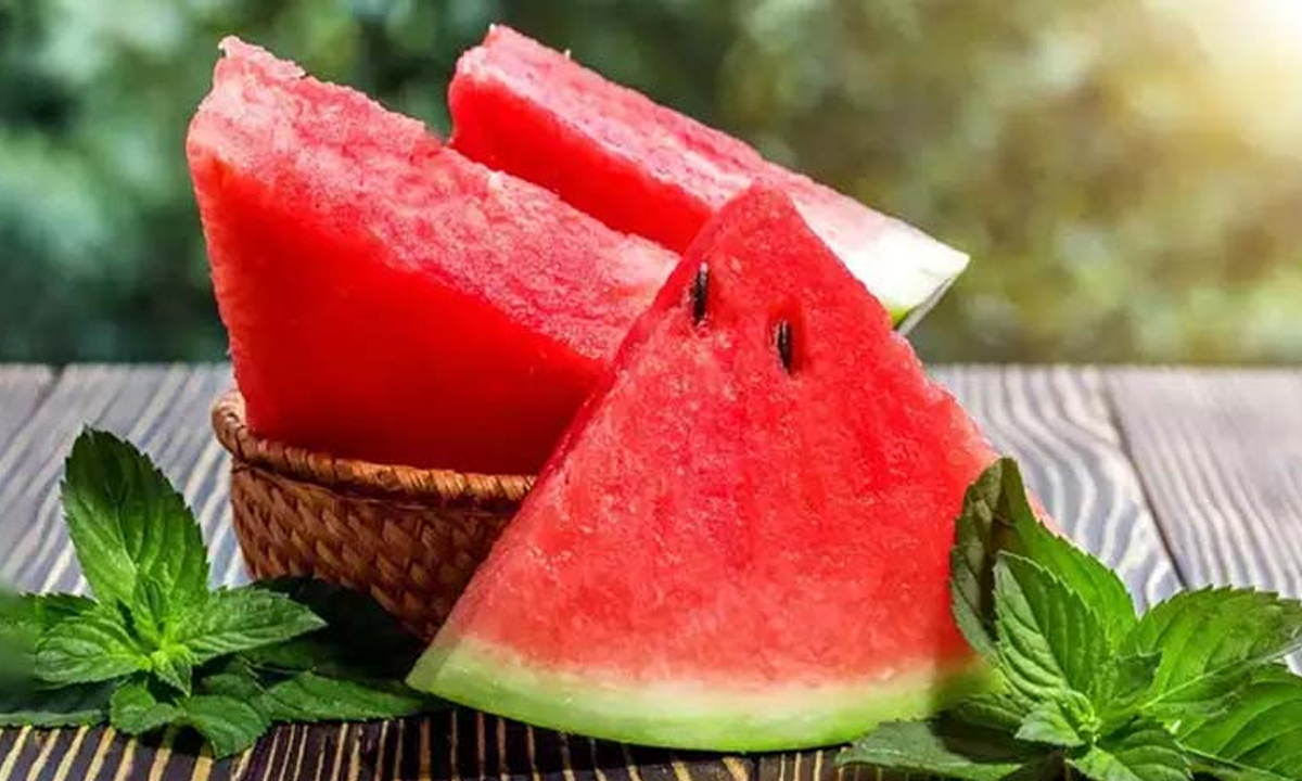 গরমে তরমুজ খান। ছবি : সংগৃহীত