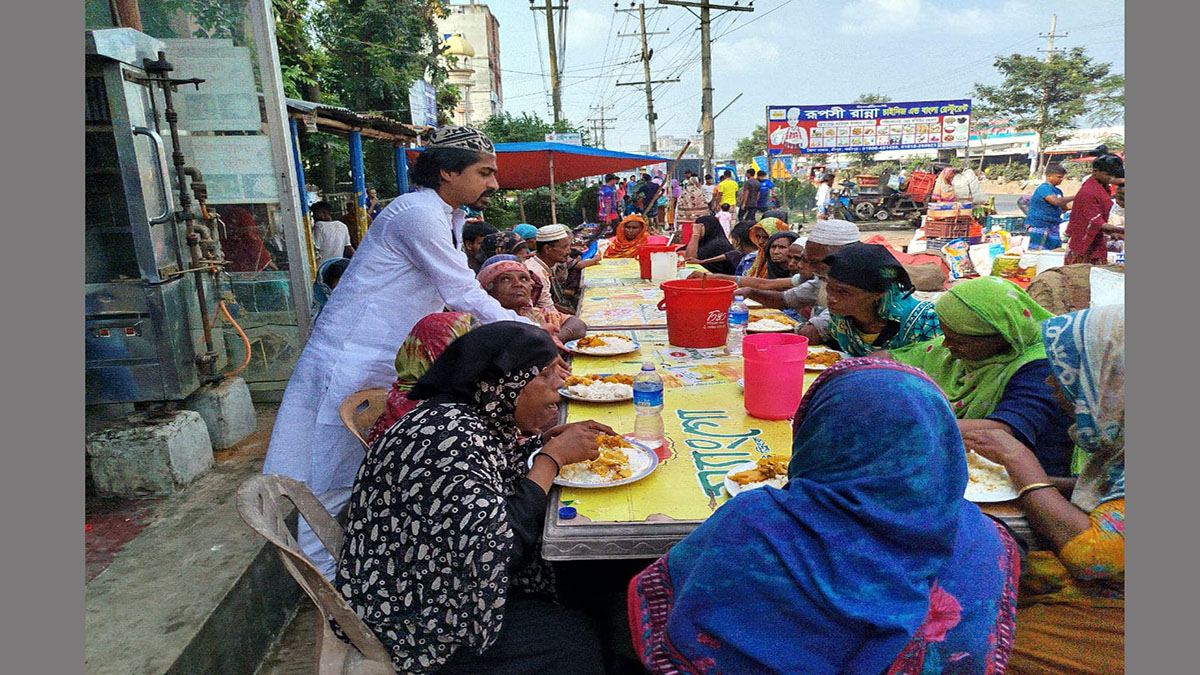শ্রীপুরে দরিদ্র ও পথচারীদের জন্য খাবারের আয়োজন করেছে ছাত্রদল। ছবি- রূপালী বাংলাদেশ