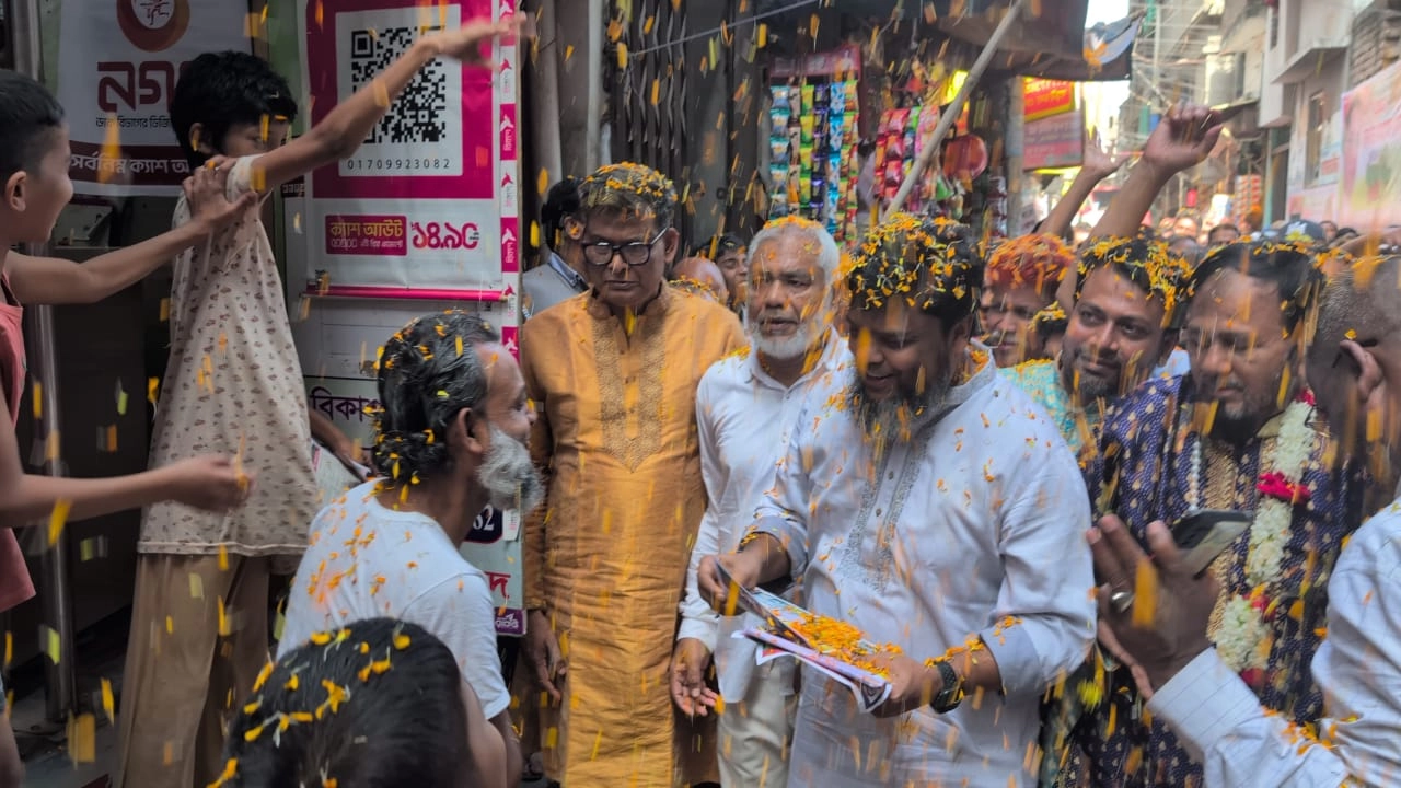 ঢাকা-৪ : অলিগলি চষে ভোট চাইলেন ধানের শীষের প্রার্থী রবিন