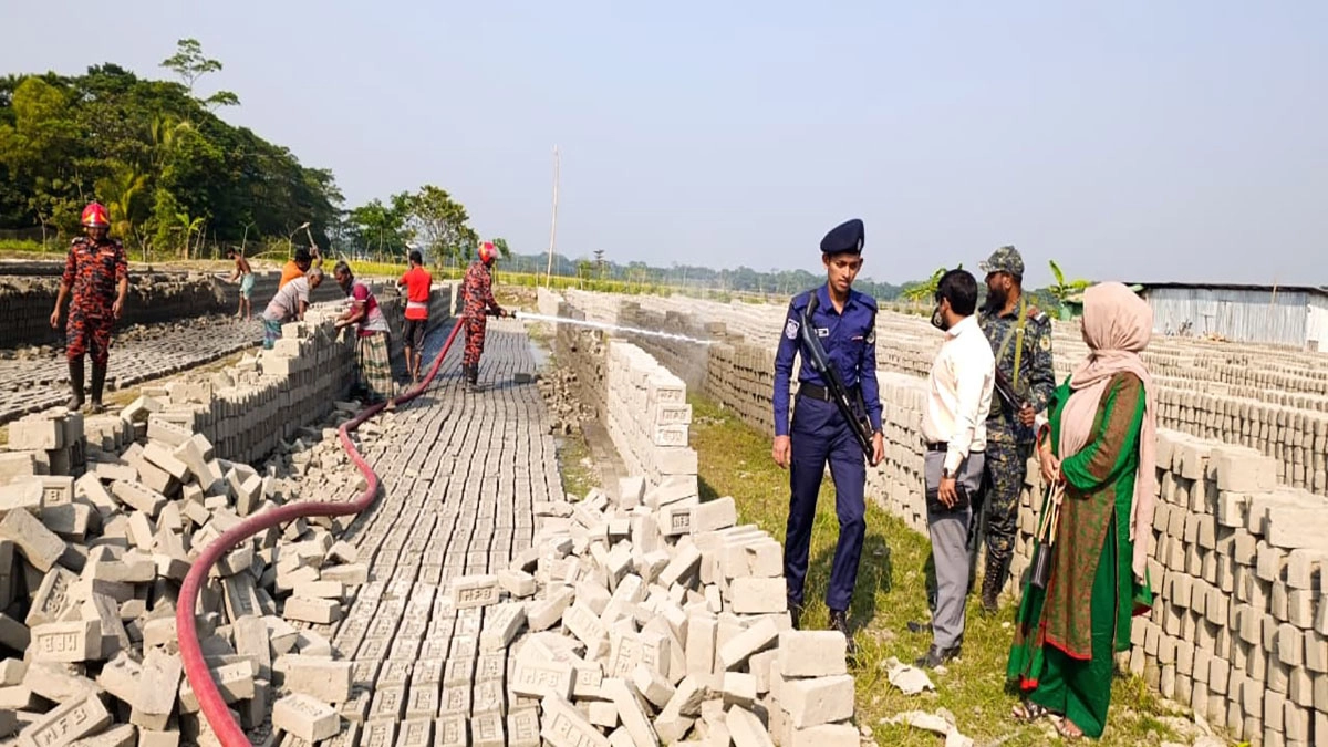 ‘ফেমাস ব্রিক্স’ ইটভাটা গুড়িয়ে দিয়েছে প্রশাসন। ছবি- রূপালী বাংলাদেশ