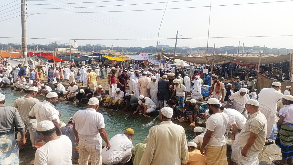 টঙ্গীতে পাঁচ দিনব্যাপী জোড় ইজতেমায় এক মুসল্লির মৃত্যু ।  ছবি- রূপালী বাংলাদেশ
