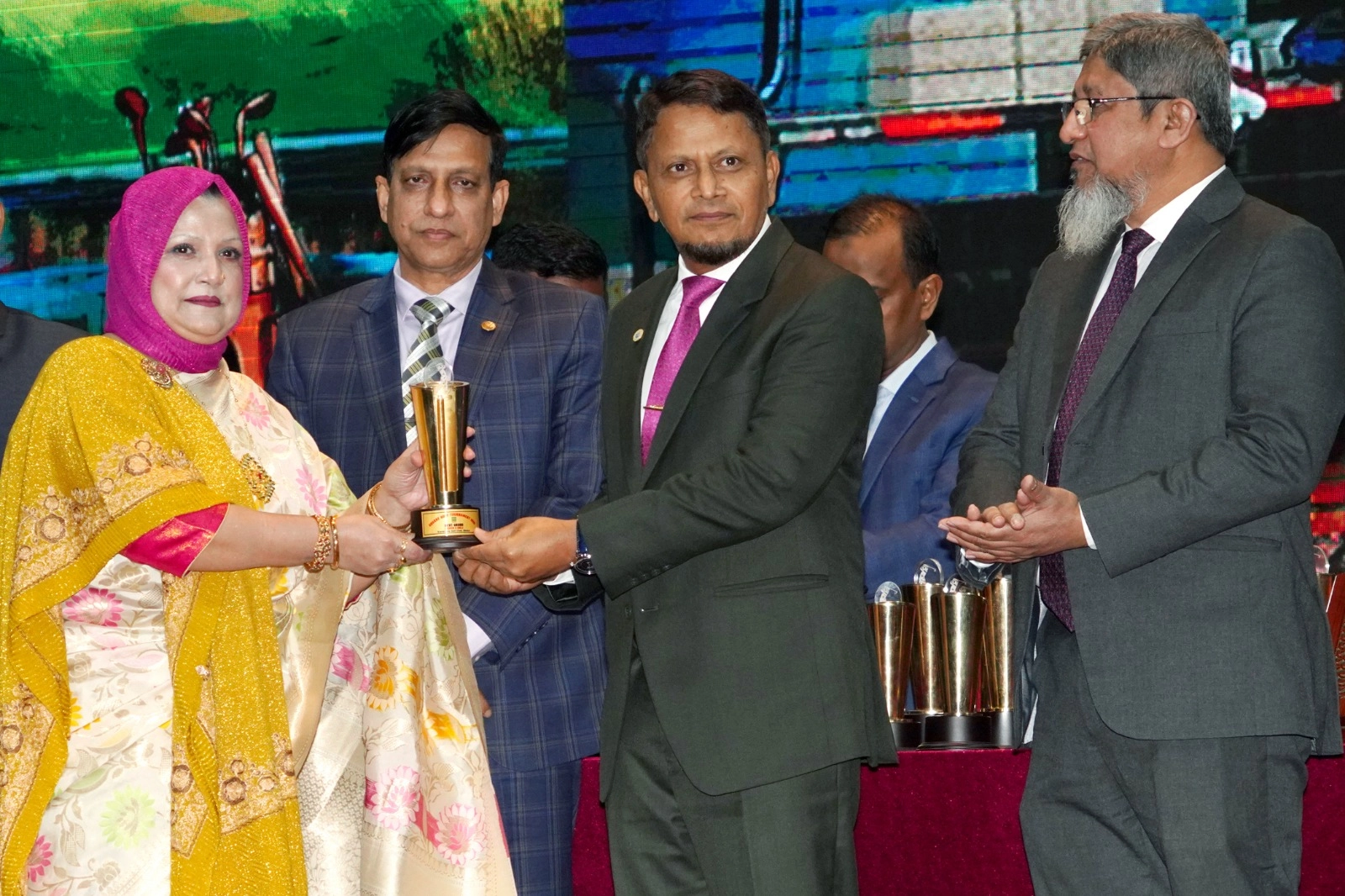 চ্যাম্পিয়ন গ্যাঞ্জোরিগ টুভশিনটুগস এর হাতে পুরস্কার তুলে দিচ্ছেন নৌবাহিনী প্রধান